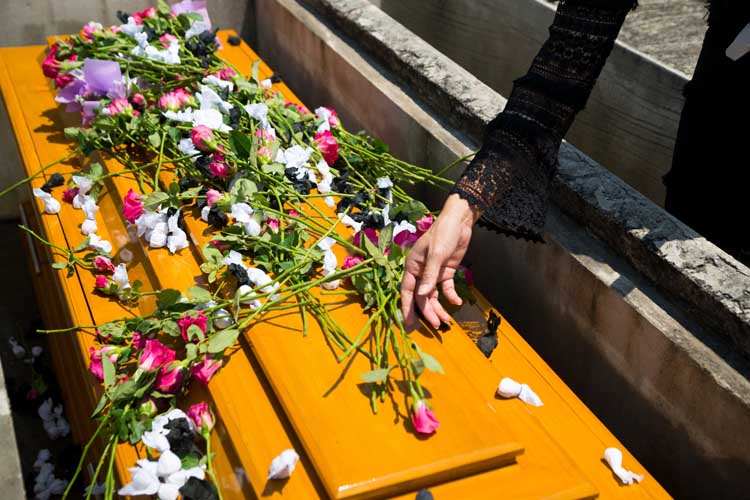 Hands of women Holding a rose,Put on the coffin.
